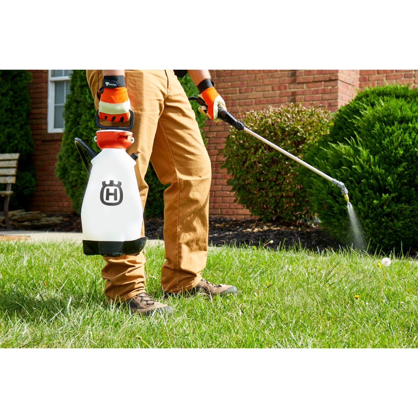 Husqvarna 2-Gallon Handheld Pressure Sprayer - 596766101